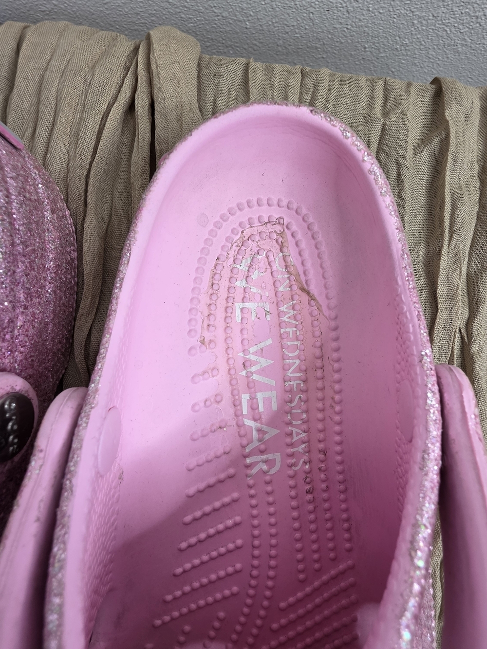 Crocs Mean Girls Pink Glitter Classic Clogs Women’s 7 Men’s 5 - Picture 6 of 16